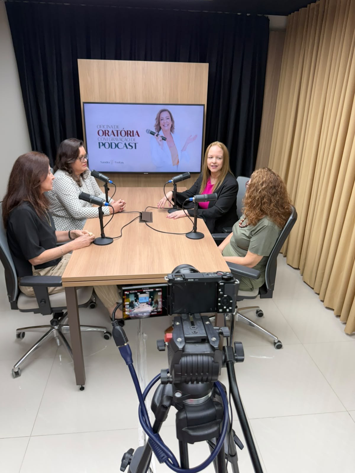 Participantes gravando o podcast ao final da oficina
