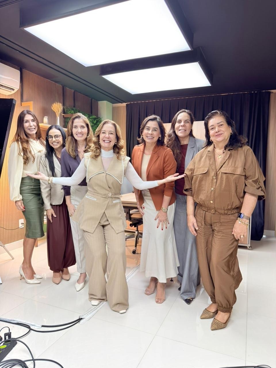 Sandra Freitas e participantes da oficina reunidas no estúdio
