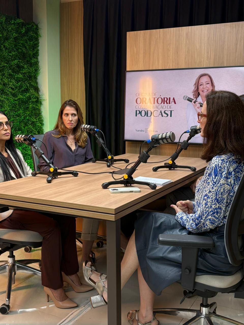 Participantes gravando o podcast da oficina